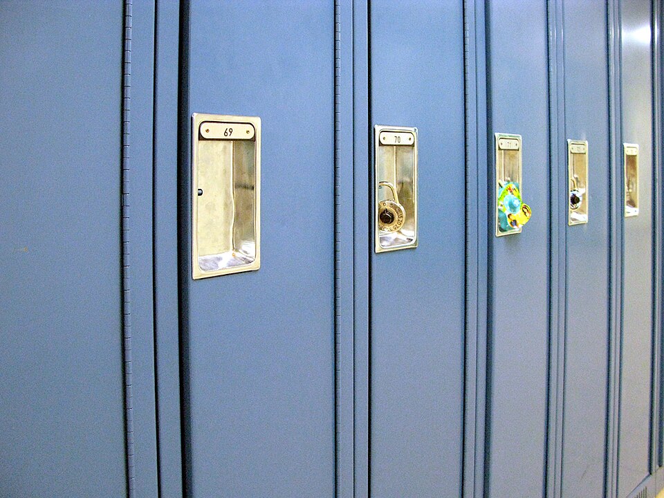 学校の廊下に並ぶロッカー
