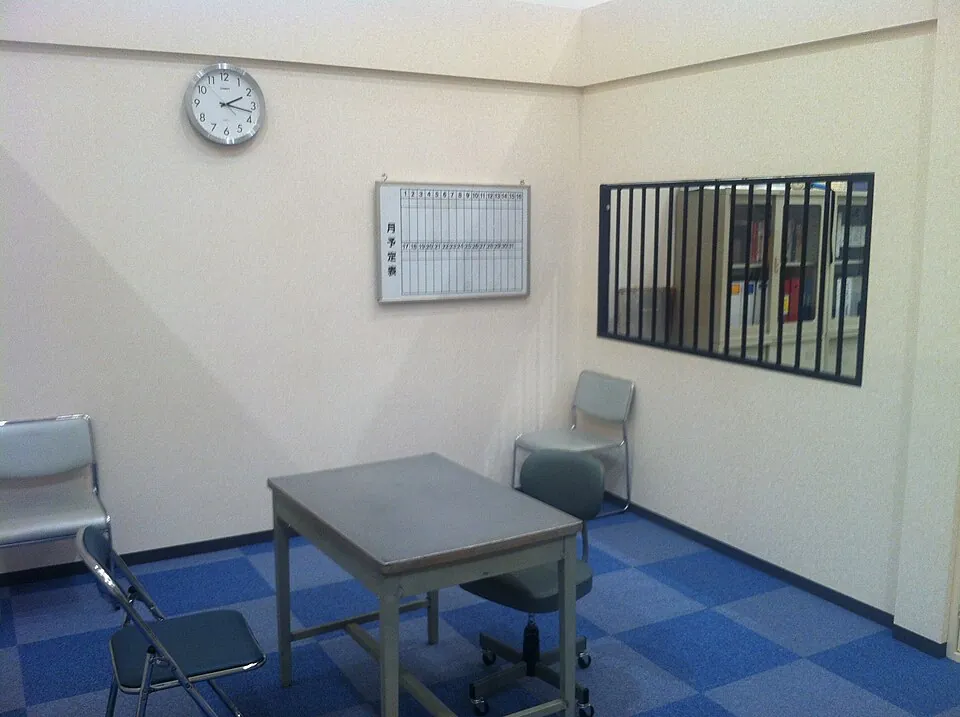 警察の取り調べ部屋である。ミシェル・ゴンドリーの世界一周のアートショーセットで

Police Interrogation Room. A set at "Around Michel Gondry's World" art show