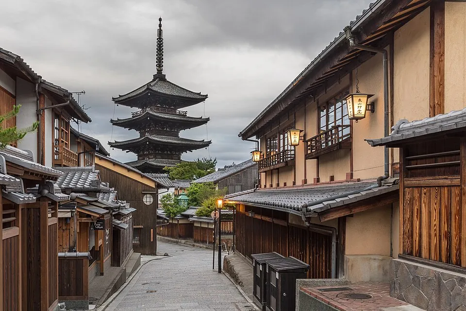Yasaka-dori, early morning with street lanterns and the Tower of Yasaka (Hokan-ji Temple), 388 Yasaka Kamimachi, Higashiyama-ku, Kyoto, Japa