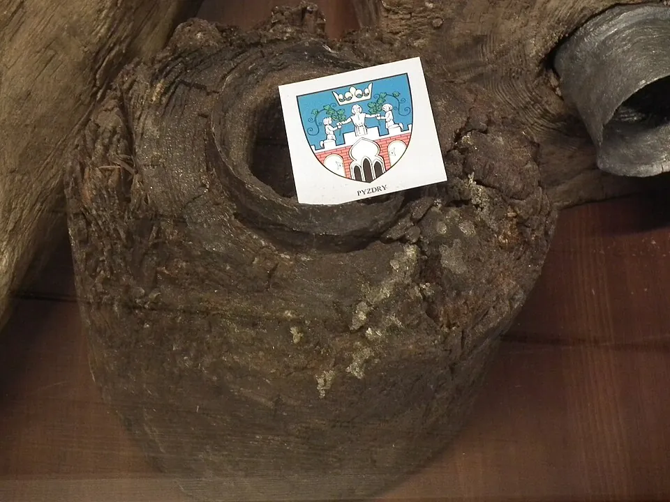 Muz. Wodociągów w Bydgoszczy - stara rura wodna z Pyzdr.