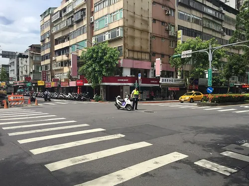​交通號誌故障中的臺北市松山區民生東路五段與新東街口，臺北市政府警察局交通警察指揮交通。