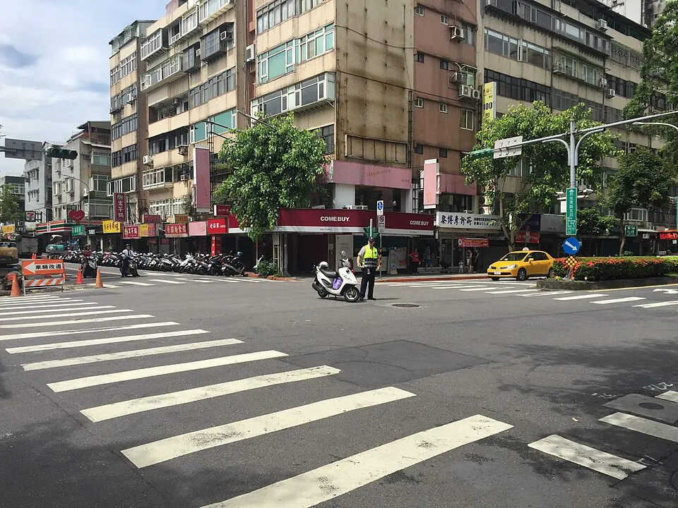 ​交通號誌故障中的臺北市松山區民生東路五段與新東街口，臺北市政府警察局交通警察指揮交通。
