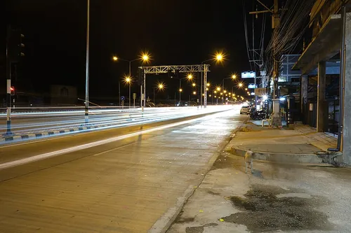 街灯に照らされた夜の通り